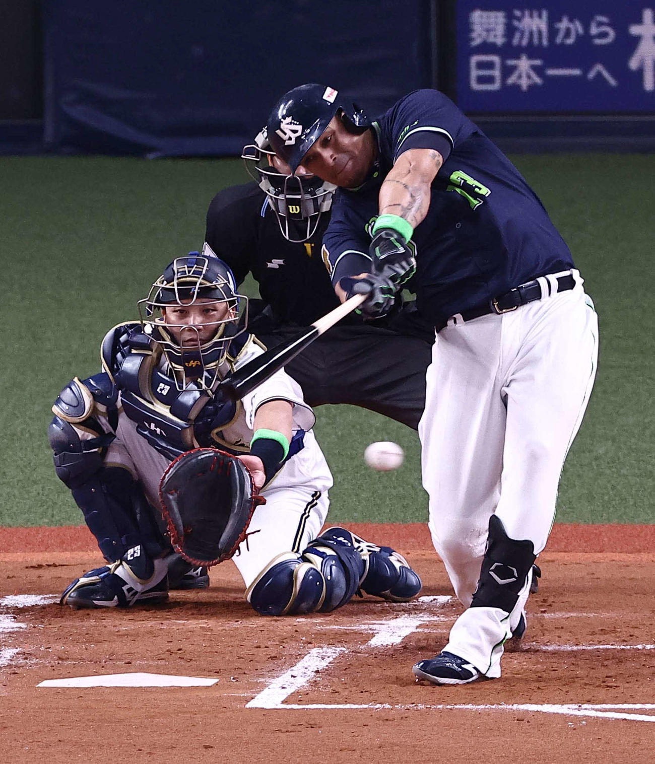 ヤクルト対オリックス　2回表ヤクルト1死、オスナは左翼線へ二塁打を放つ（撮影・上田博志）