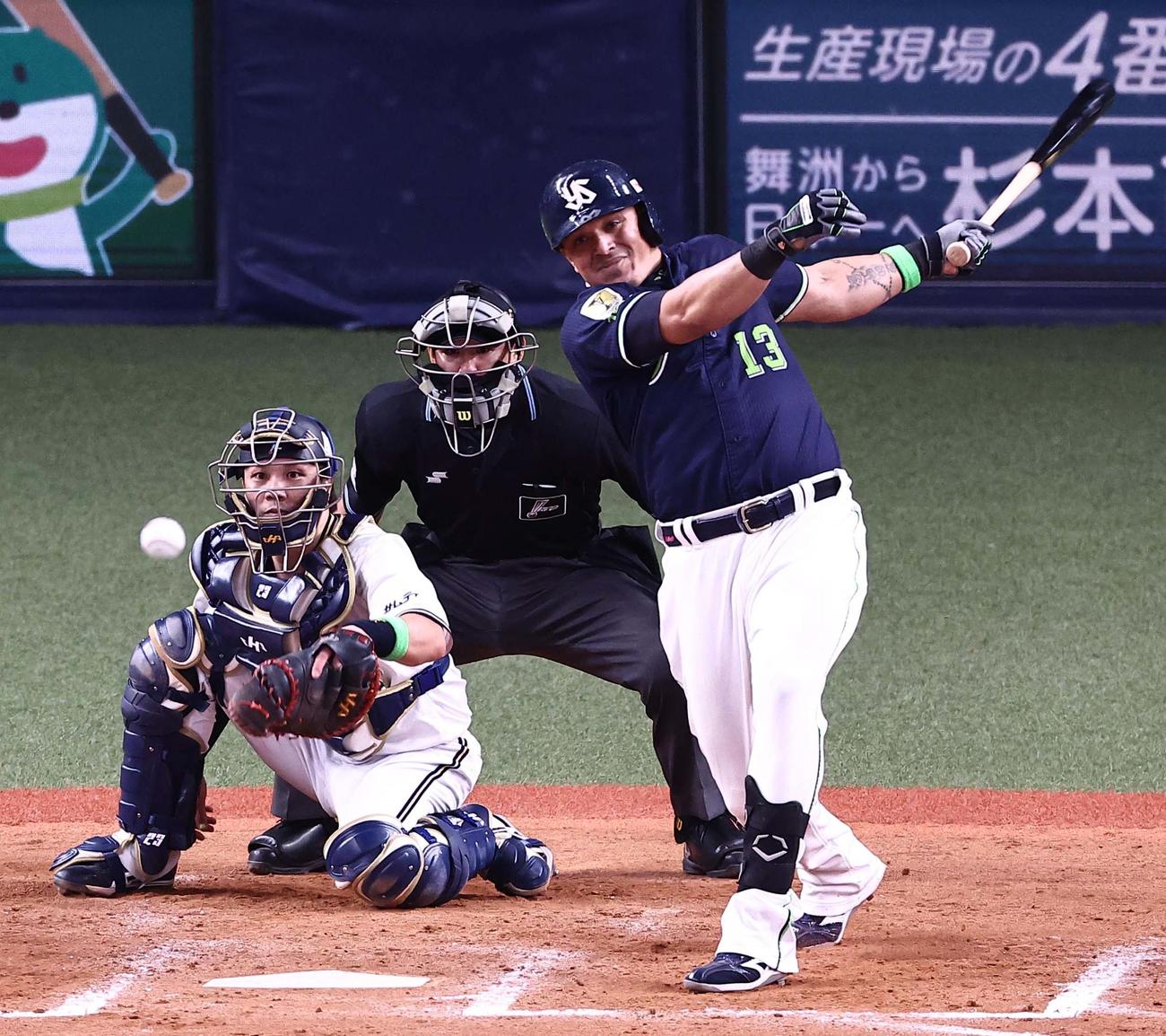 9回表ヤクルト1死三塁、オスナは中前に適時打を放つ（撮影・上田博志）