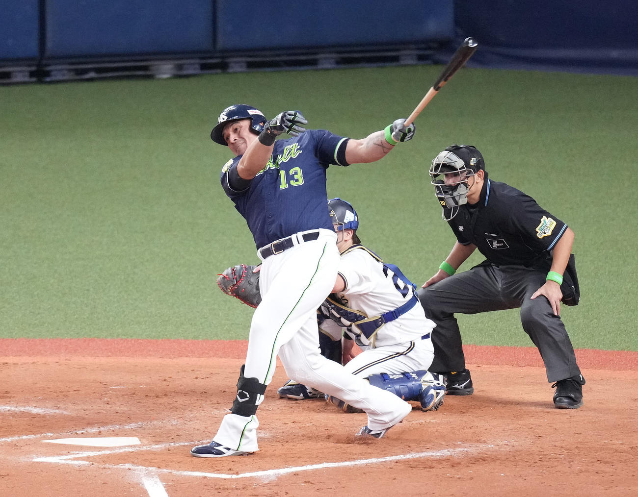 オリックス対ヤクルト　9回表ヤクルト1死三塁、中前適時打を放つオスナ（撮影・鈴木みどり）