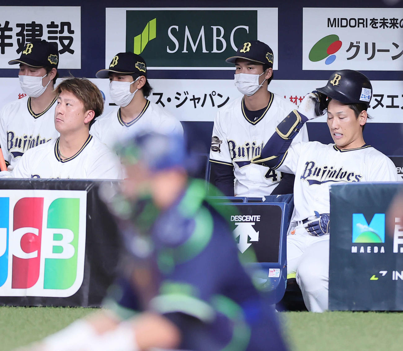 オリックス対ヤクルト　6回裏オリックス無死、吉田正（右）は左飛に倒れ、ベンチで悔しそうな顔を見せる（撮影・足立雅史）