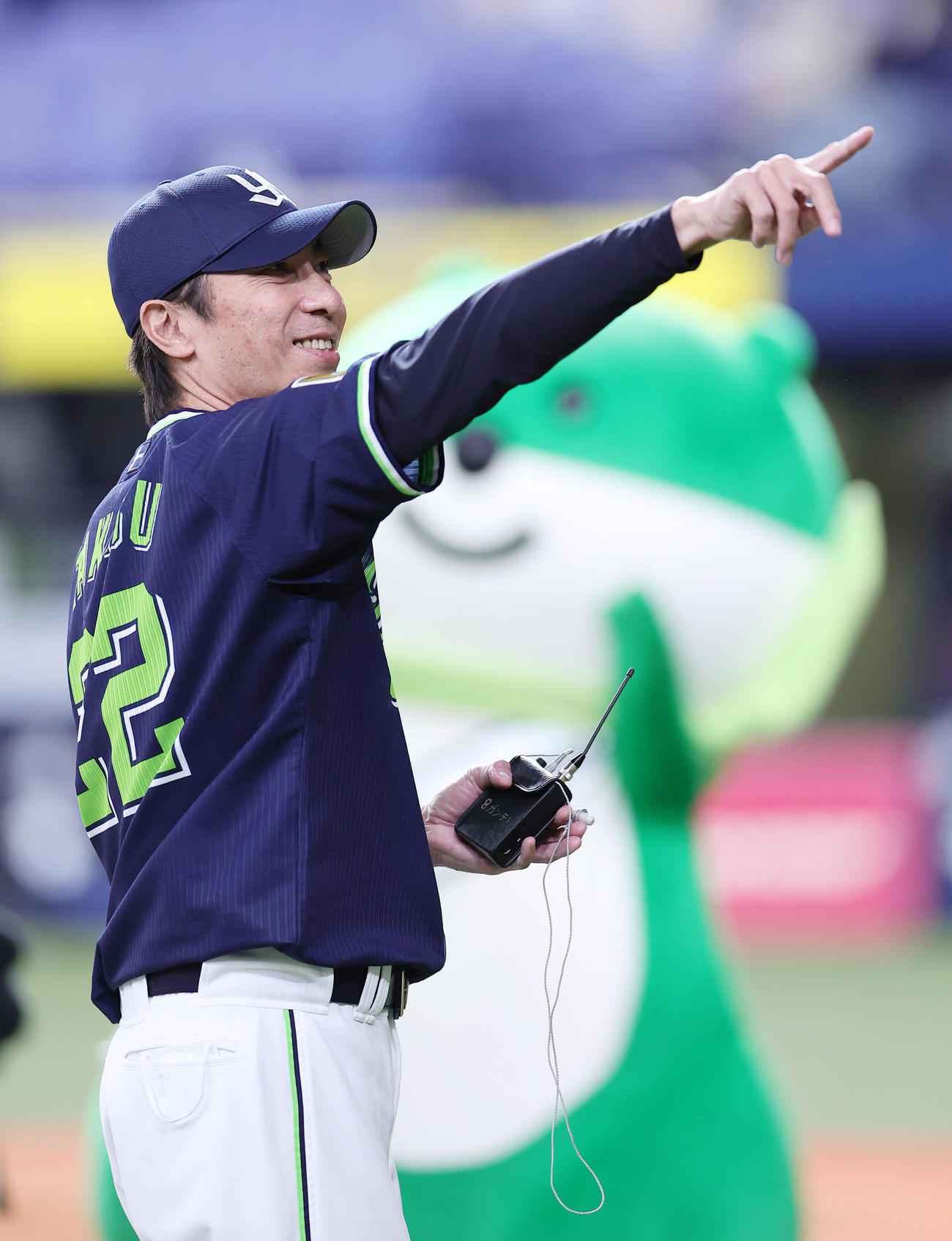 オリックス対ヤクルト　日本シリーズ2勝目となりスタンドに笑顔で応えるヤクルト高津監督（撮影・足立雅史）