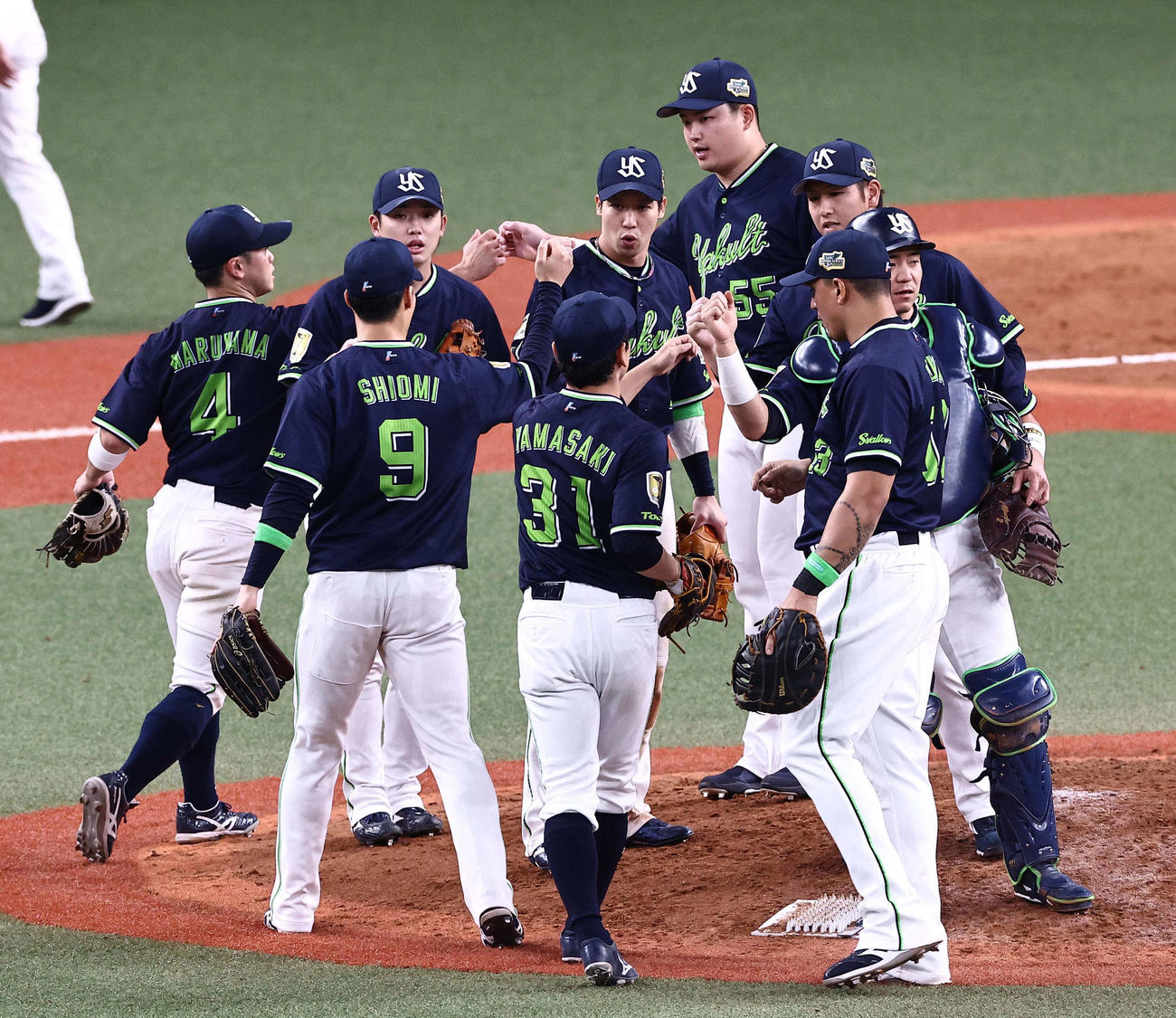 オリックスに勝利しグータッチで喜び合うヤクルトナイン（撮影・上田博志）