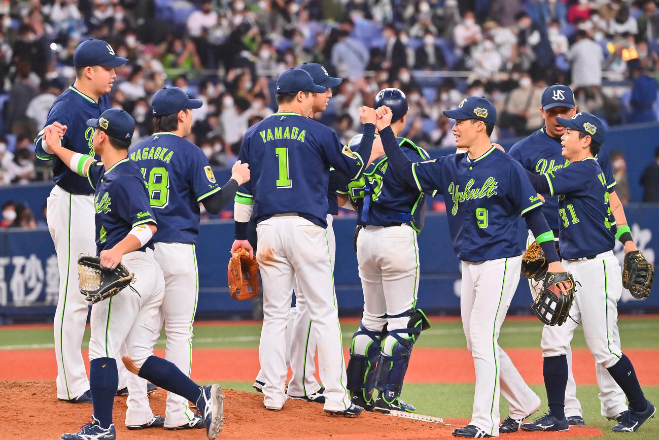 オリックス対ヤクルト　オリックスに対し2勝目をあげ、タッチを交わす山田（中央）らヤクルトナイン（撮影・和賀正仁）