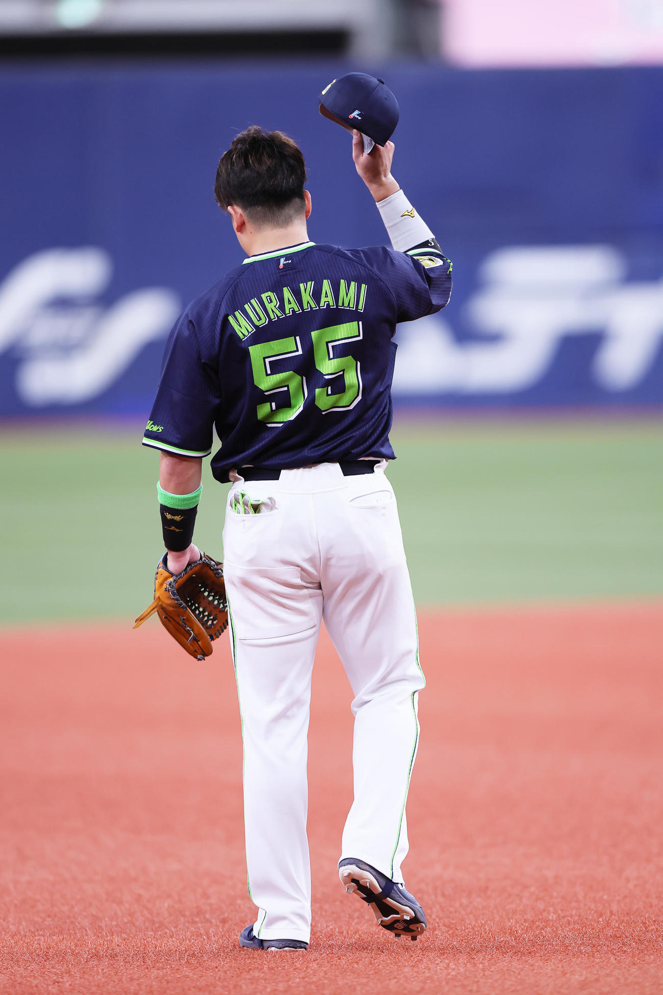 オリックス対ヤクルト　9回表に2点適時二塁打を放った村上は守備につきファンに手を振って応える（撮影・足立雅史）