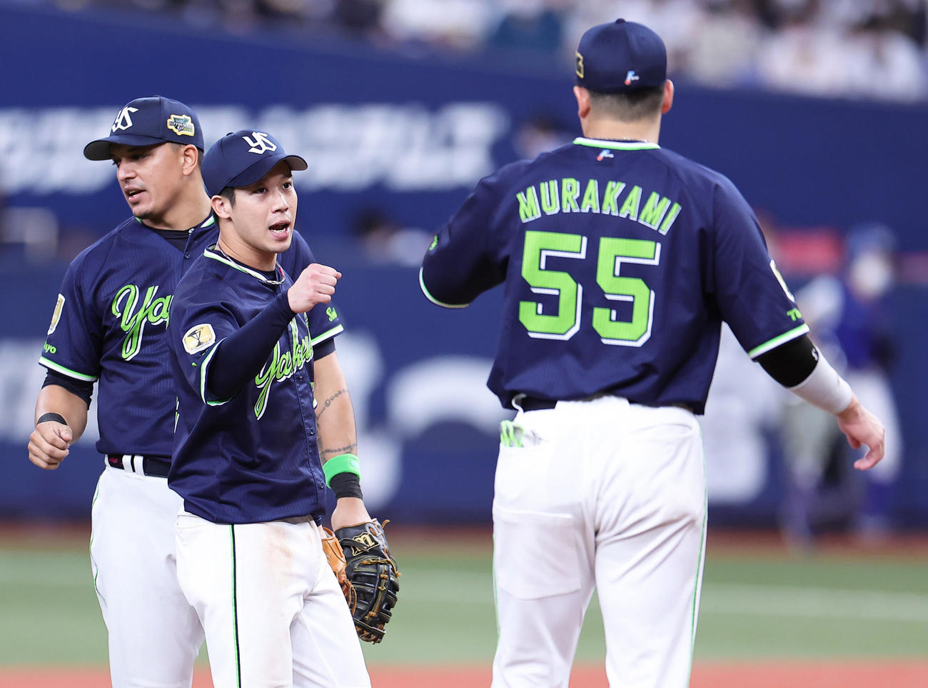 オリックス対ヤクルト　勝利したヤクルト山田（中央）は村上（右）とタッチを交わす（撮影・足立雅史）