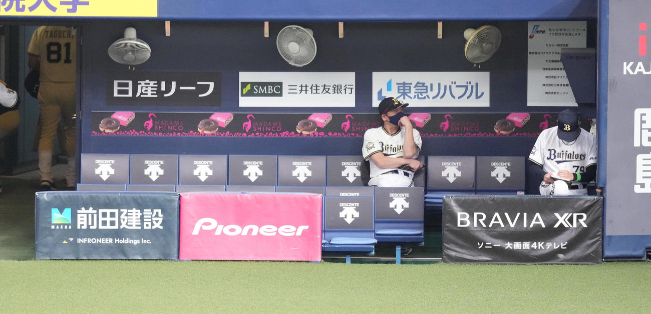 オリックス対ヤクルト　ヤクルトに敗れ、ベンチで考え込むオリックス中嶋監督（左）（撮影・鈴木みどり）