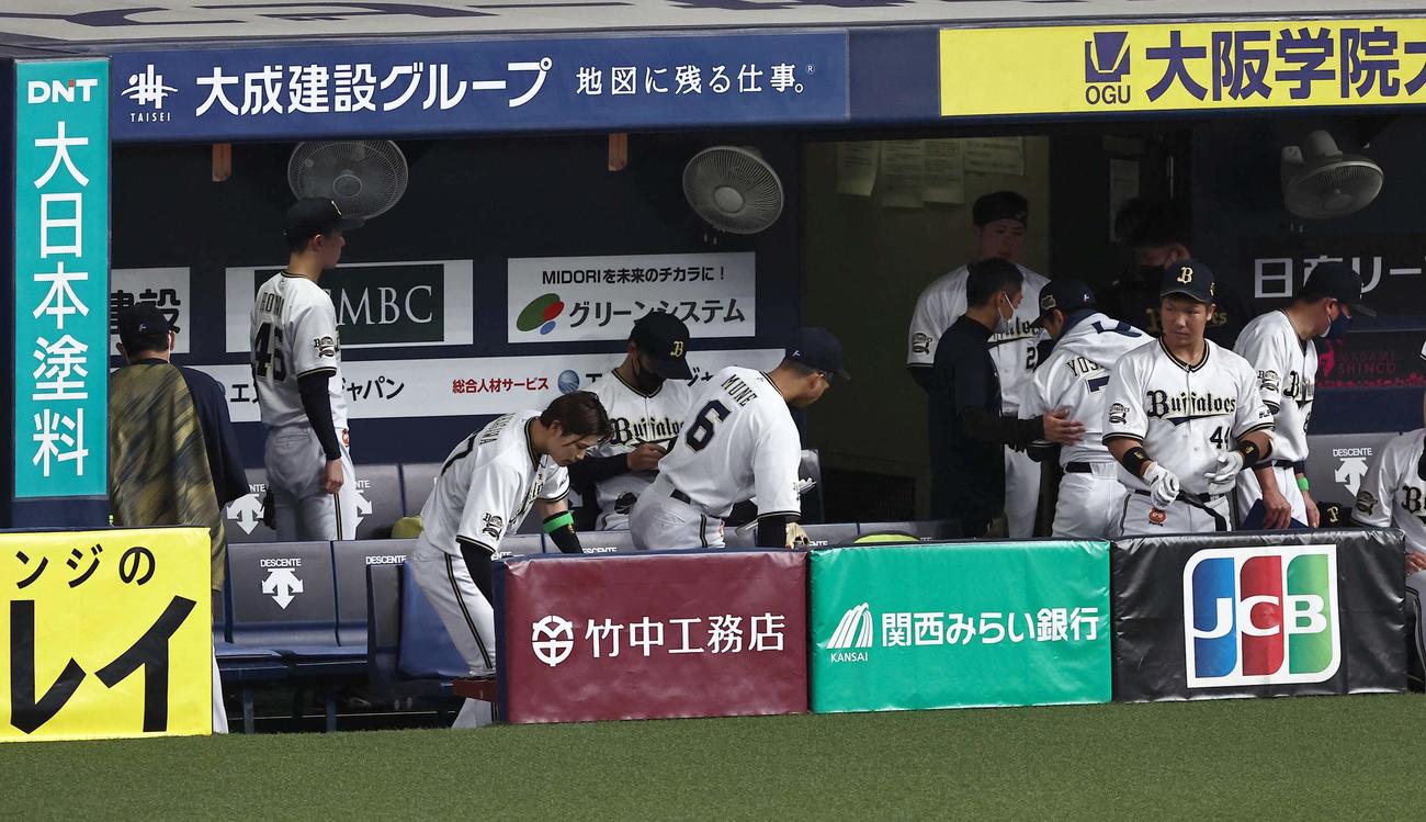 ヤクルトに敗れ肩を落として引き揚げるオリックスナイン（撮影・上田博志）