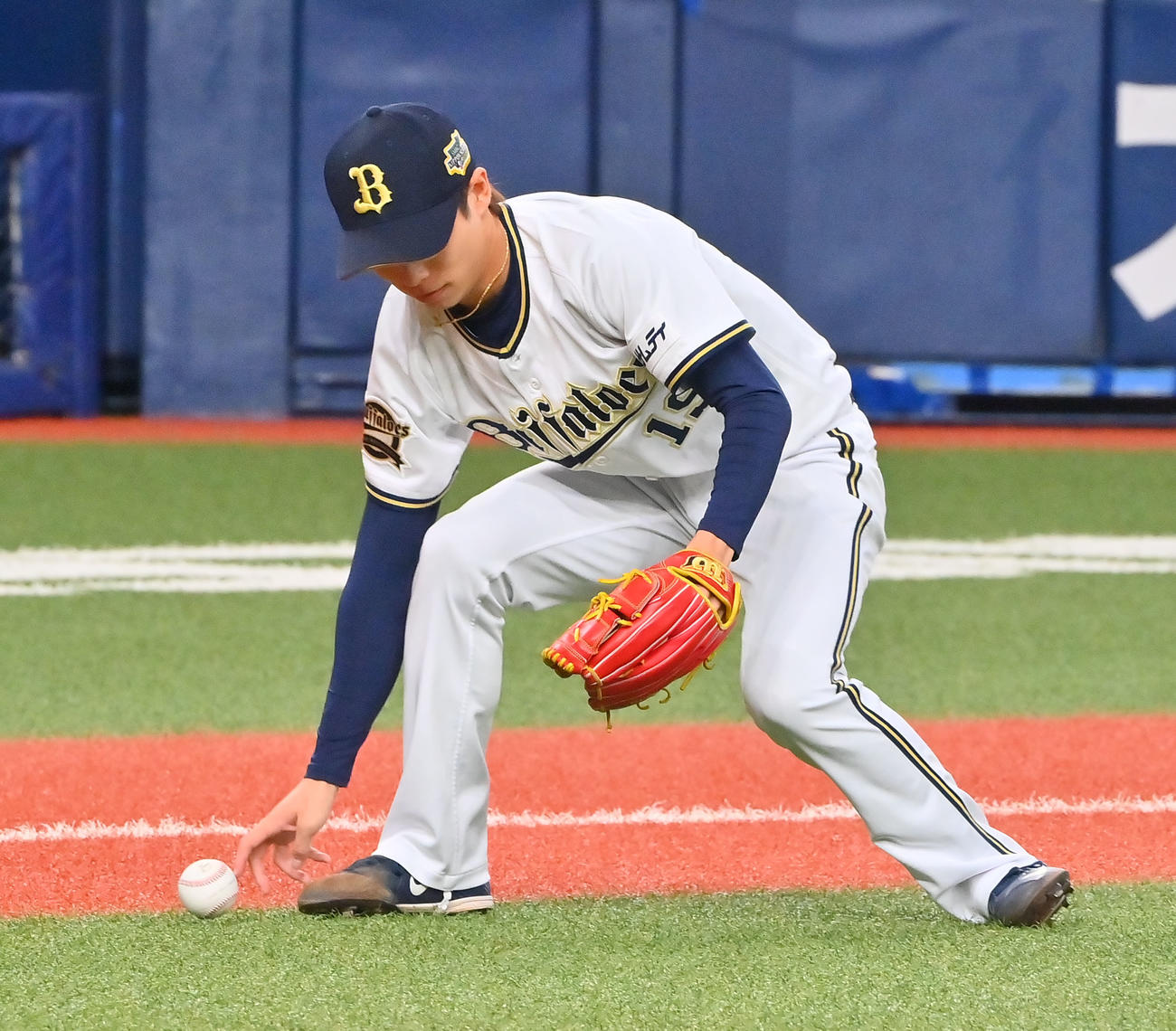 オリックス対ヤクルト　1回表ヤクルト無死一塁、山崎のバントが手に着かず失策する山岡（撮影・和賀正仁）