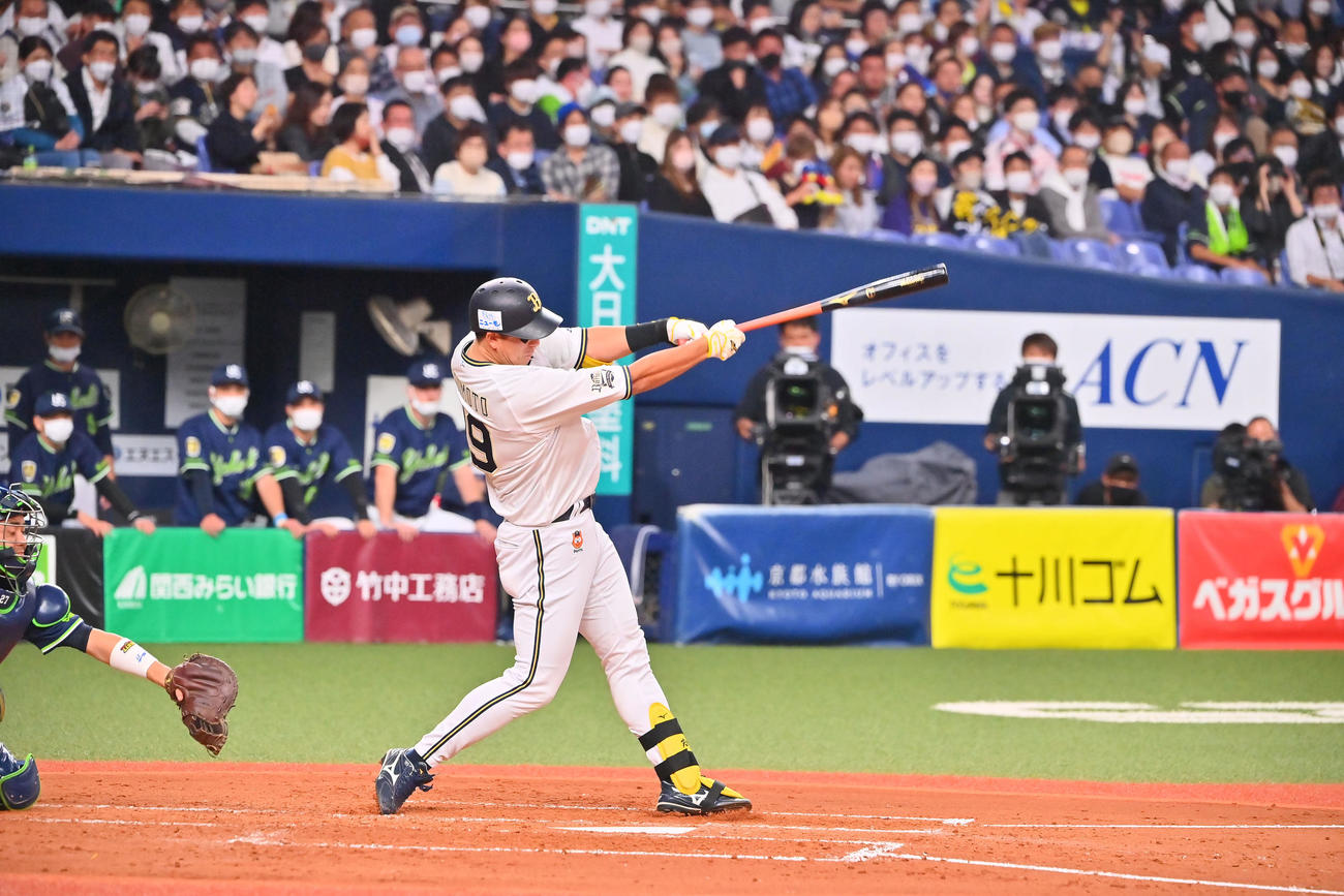 オリックス対ヤクルト　3回裏オリックス2死二塁、左前に先制適時打を放つ杉本（撮影・和賀正仁）
