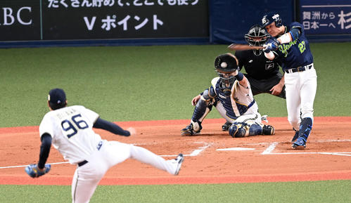 オリックス対ヤクルト　6回表ヤクルト2死二、三塁、中村は空振りの三振に倒れる。投手宇田川（撮影・前岡正明）