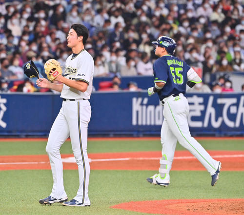 オリックス対ヤクルト　8回表ヤクルト1死、村上（右）を左飛に抑えた山崎颯（撮影・和賀正仁）