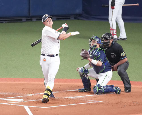 オリックス対ヤクルト　1回裏オリックス2死満塁、空振り三振に倒れる杉本（撮影・鈴木みどり）