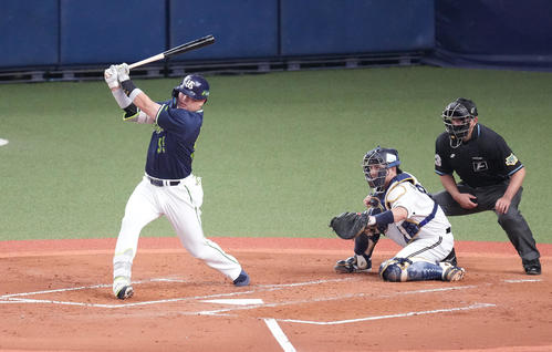 オリックス対ヤクルト　3回表ヤクルト2死一、二塁、空振り三振に倒れる村上（撮影・鈴木みどり）