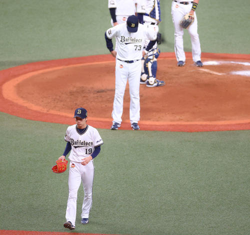 オリックス対ヤクルト　5回表ヤクルト1死三塁、降板する山岡（撮影・河田真司）