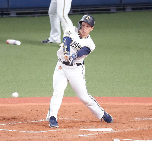 オリックス対ヤクルト　5回裏オリックス2死一塁、二ゴロ併殺に倒れる吉田正（撮影・鈴木みどり）
