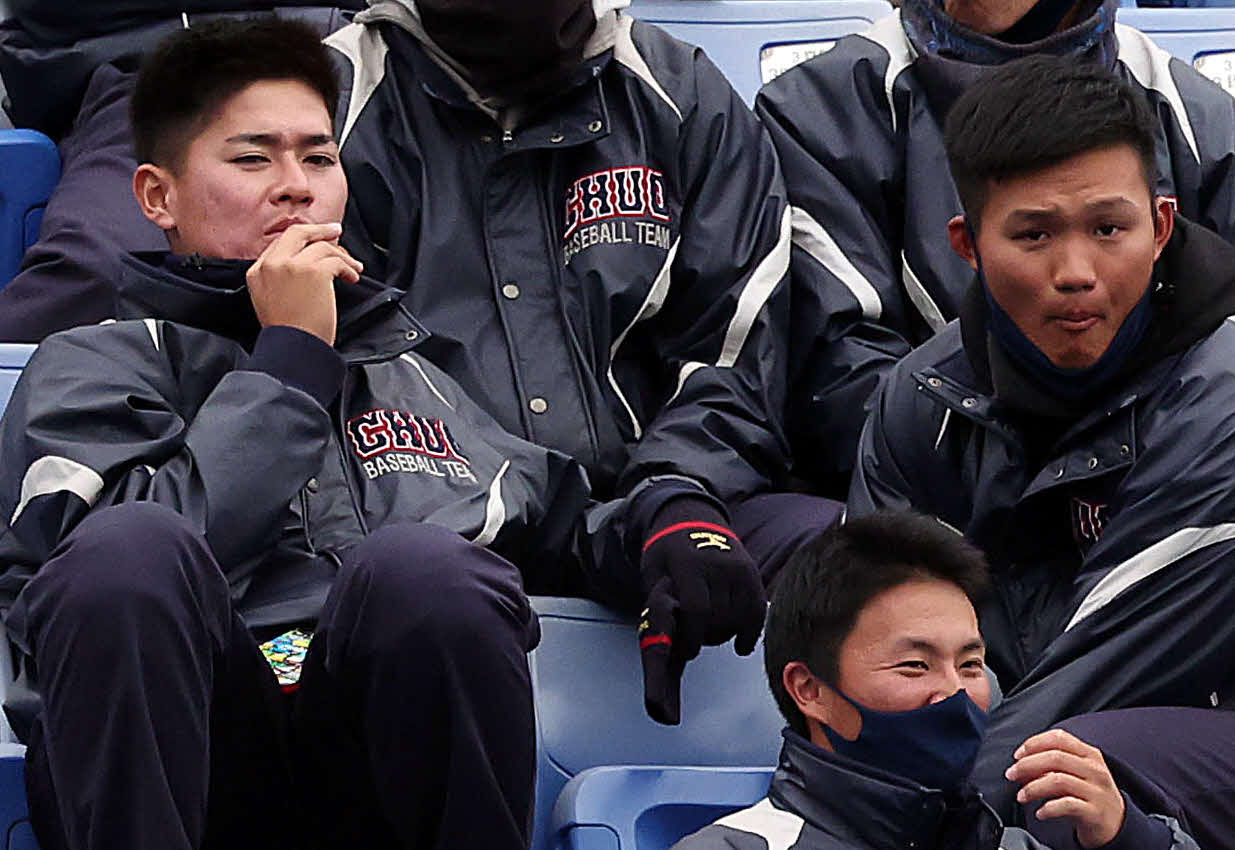 駒大－青学大戦を観戦する中大の阪神ドラフト1位の森下（右）とヤクルト5位の北村（左）（撮影・狩俣裕三）