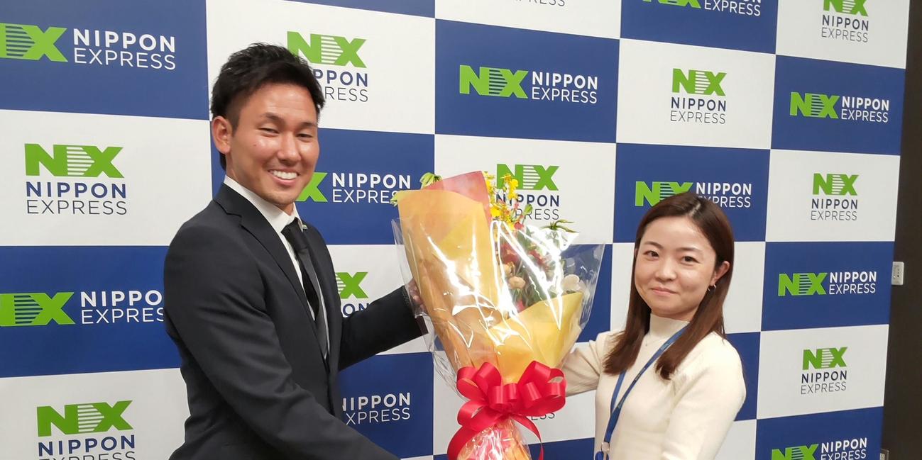 ロッテのドラフト4位、日本通運・高野脩汰投手（左）は花束をもらってニッコリ。榎スカウト部長、中川スカウトから指名あいさつを受けた
