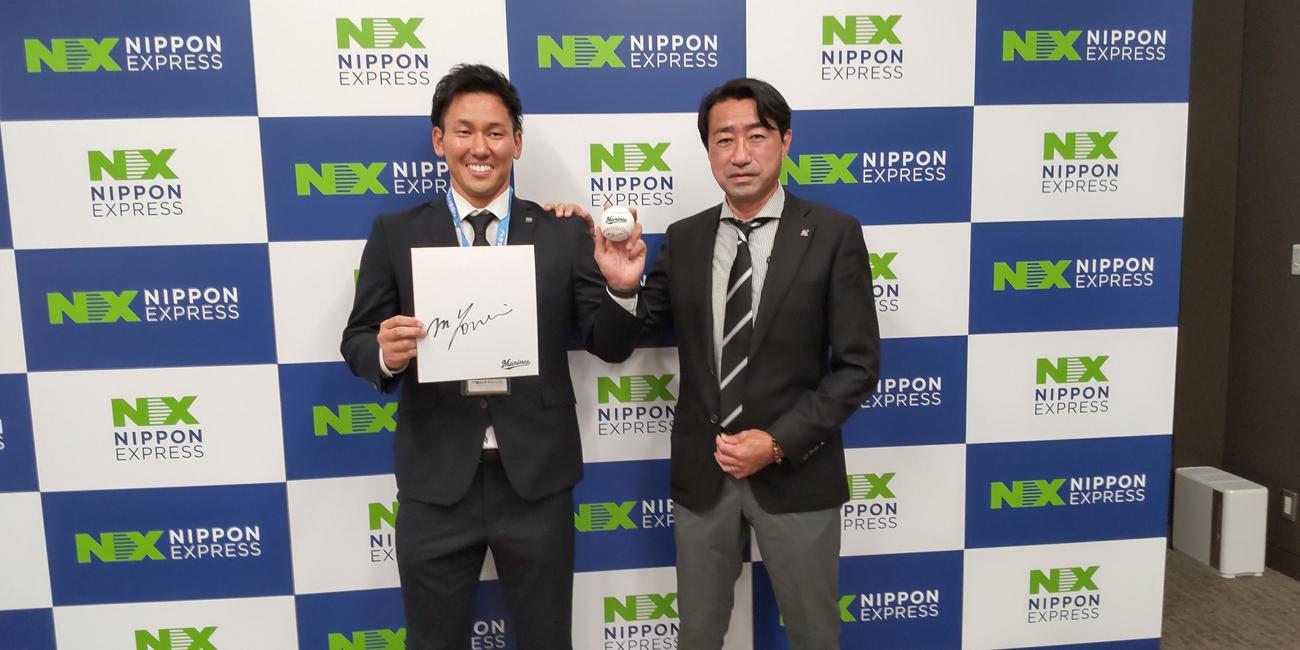 ロッテのドラフト4位、日本通運・高野脩汰投手は中川スカウト（右）から指名あいさつを受けた