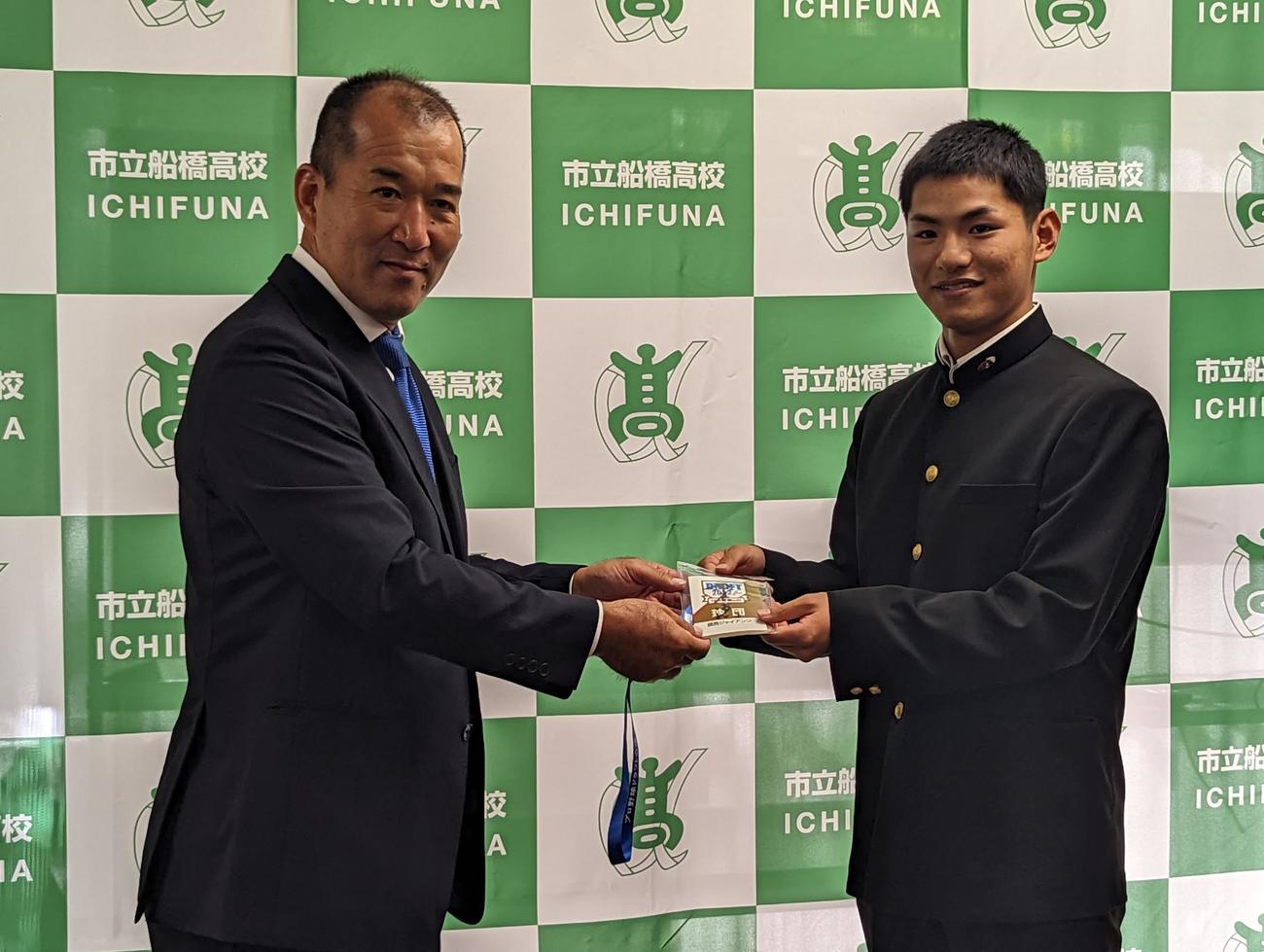 指名あいさつで巨人原監督のサインが書かれたドラフト会議IDを織田スカウトから受け取る育成9位の市船橋高・森本哲星投手（右）（撮影・三須一紀）