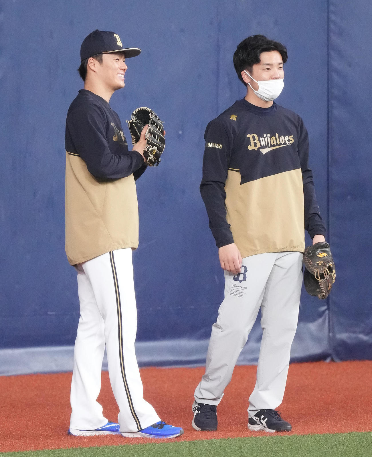 オリックス対ヤクルト　試合前練習で笑顔のオリックス山本（左）（撮影・鈴木みどり）