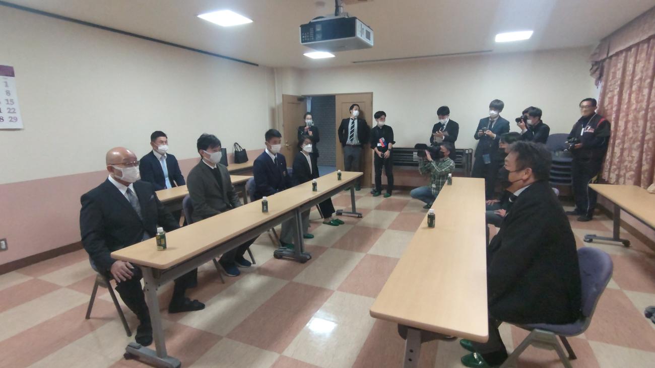 ロッテのドラフト5位、浦和学院・金田内野手（左列、右から2人目）は榎康弘スカウト部長（右列手前）らから指名あいさつを受けた