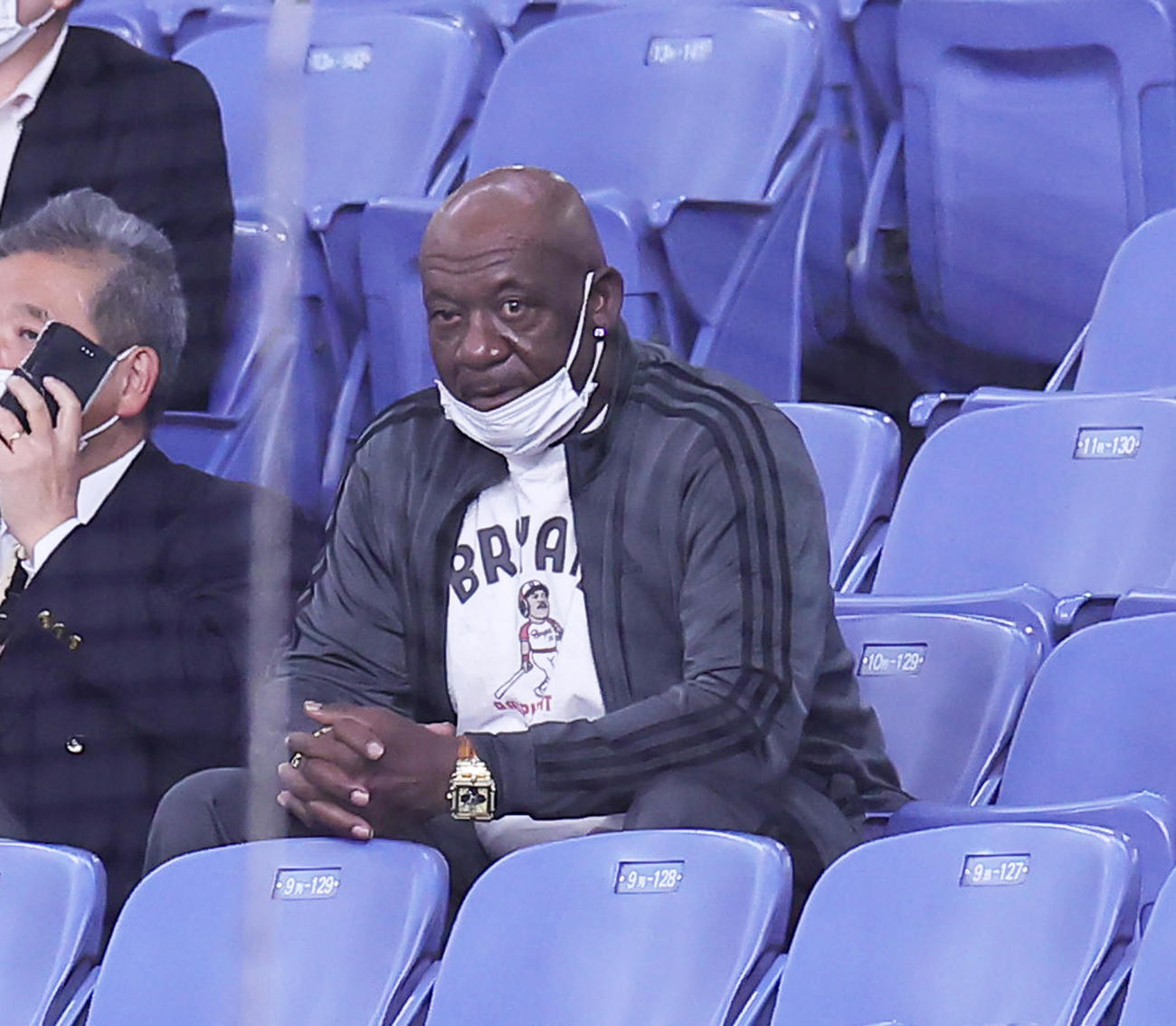 試合前の練習を見つめるブライアント氏（撮影・足立雅史）