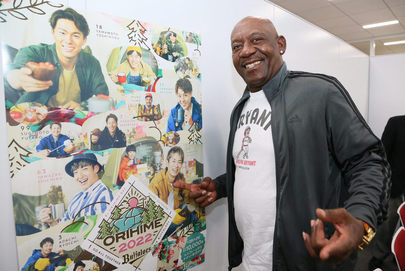 日本シリーズ・オリックス対ヤクルト戦観戦前に来社した、元近鉄のブライアント氏は、オリックスナインのORIHIMEポスターの前で笑顔を見せる（撮影・宮崎幸一）