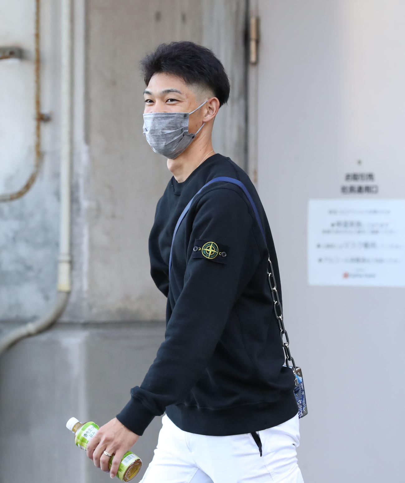 球場から引き揚げる又吉（撮影・屋方直哉）