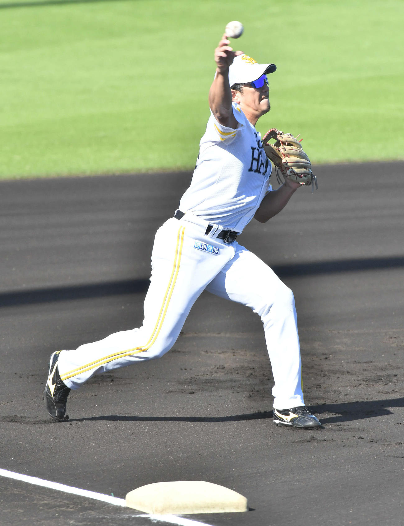 三塁でノックを受ける栗原（撮影・岩下翔太）