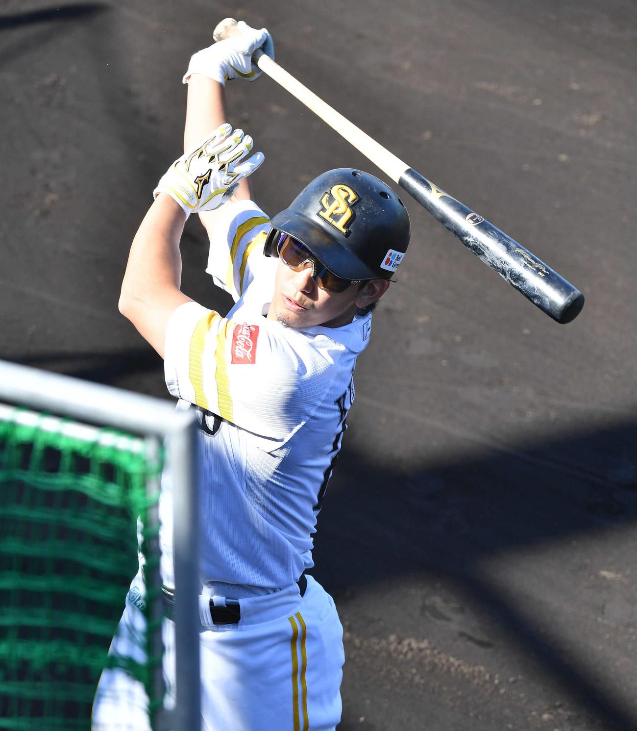打撃練習を行う栗原（撮影・岩下翔太）