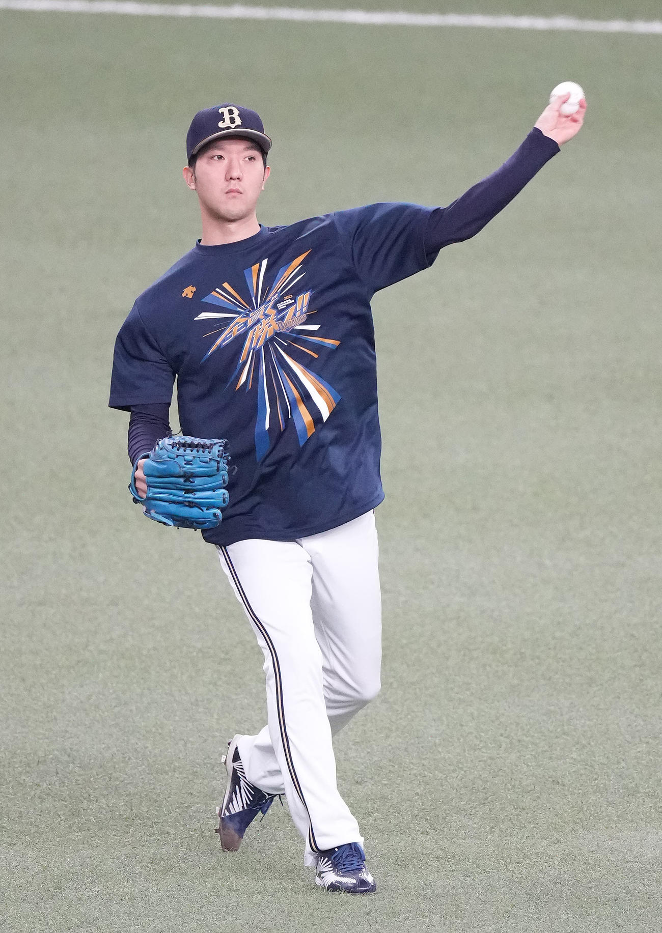 オリックス対ヤクルト　試合前練習で笑キャッチボールするオリックス田嶋（撮影・鈴木みどり）