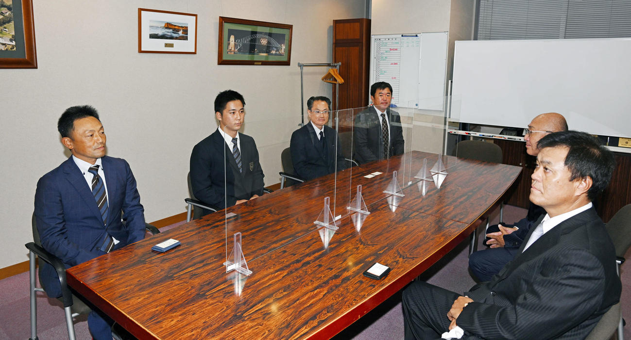 指名あいさつを受ける阪神ドラフト3位の関東第一・井坪（左から2人目）。左から臼井部長、1人おいて渋谷実校長、米沢監督、畑山統括スカウト、平塚スカウト（撮影・滝沢徹郎）　