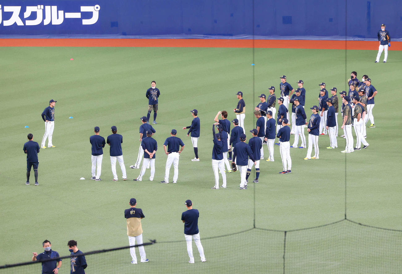 オリックス対ヤクルト　試合前、円陣を組むオリックスの選手たち（撮影・河田真司）