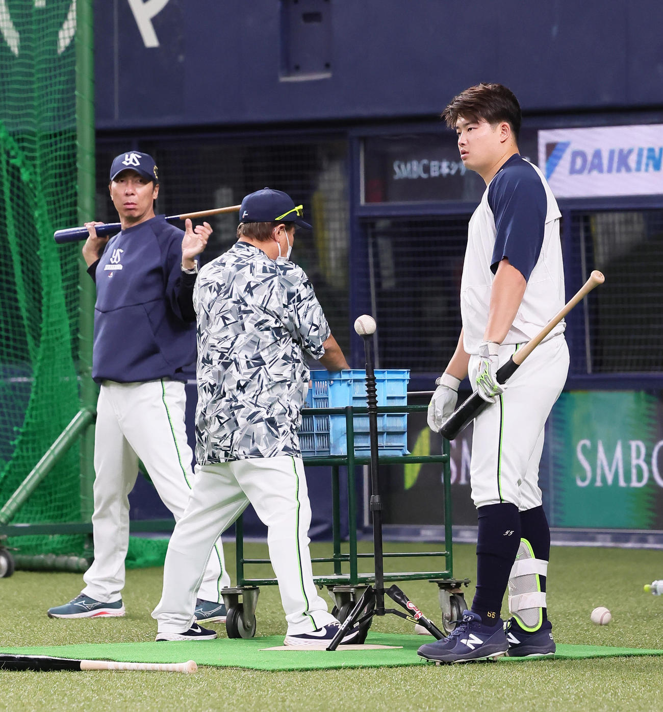 試合前の練習に臨むヤクルト村上（右）。左は高津監督（撮影・足立雅史）