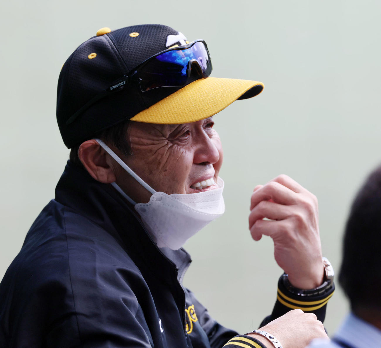 三塁ベンチから練習を見つめる岡田監督（撮影・加藤哉）