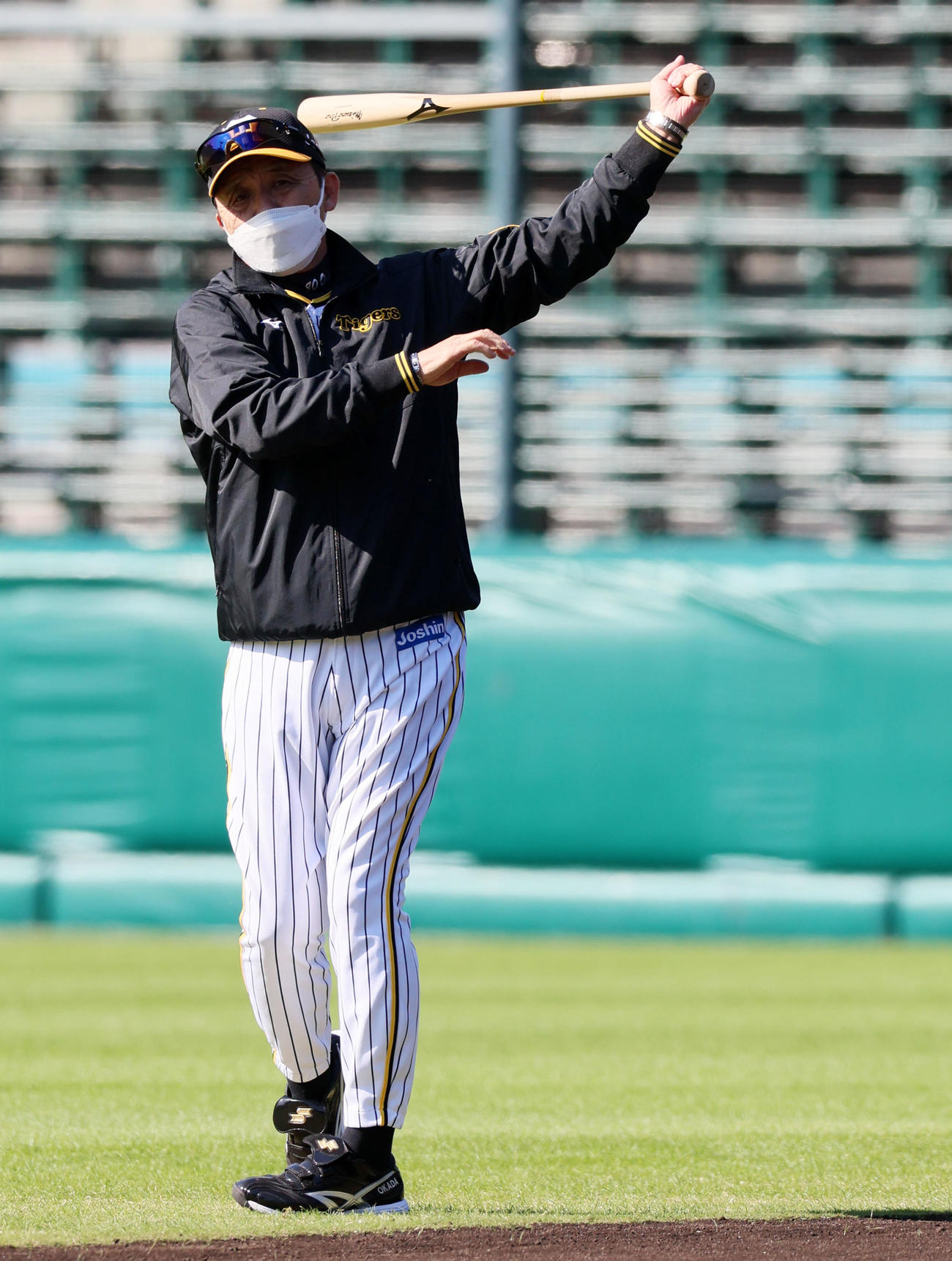 ノックバットを振る岡田監督（撮影・加藤哉）