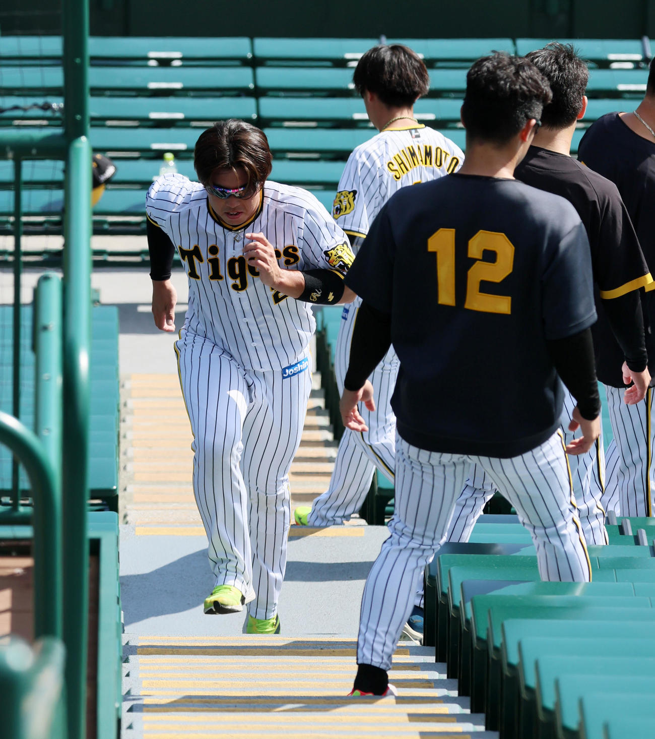 強化ランでアルプススタンドの階段を上る梅野（撮影・加藤哉）