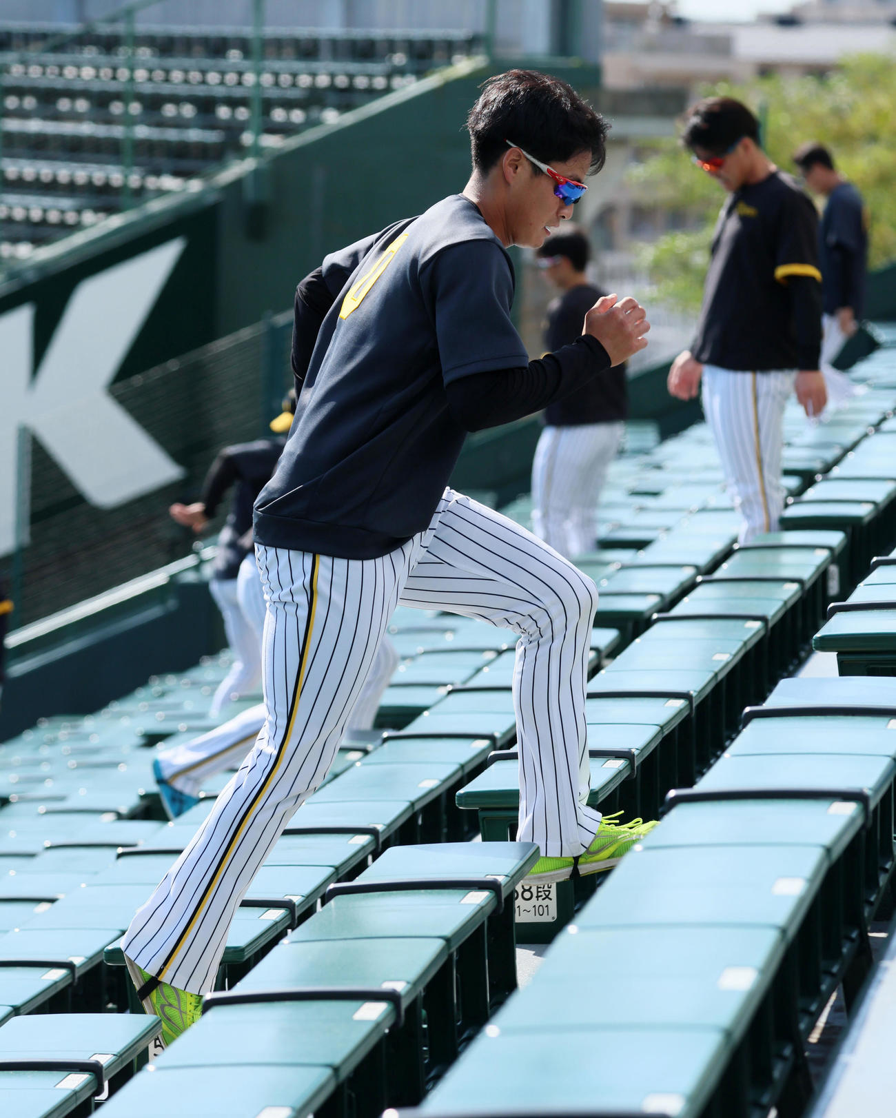 強化ランでアルプススタンドの階段を上る木浪（撮影・加藤哉）