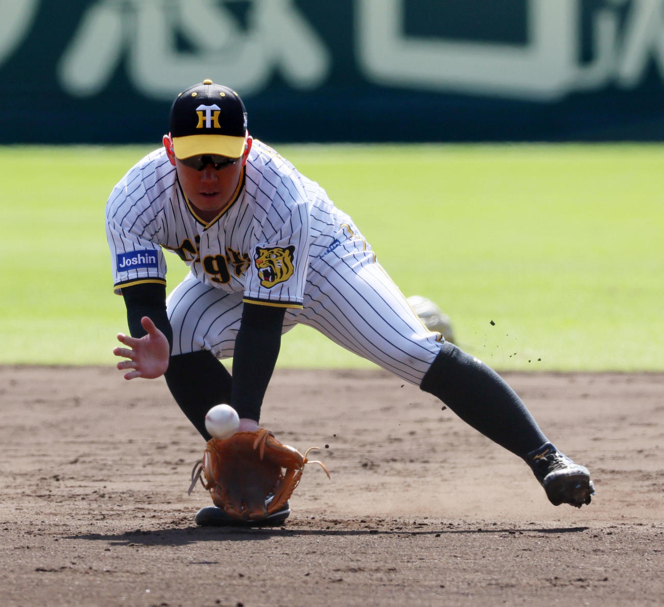 二塁でノックを受ける糸原（撮影・加藤哉）