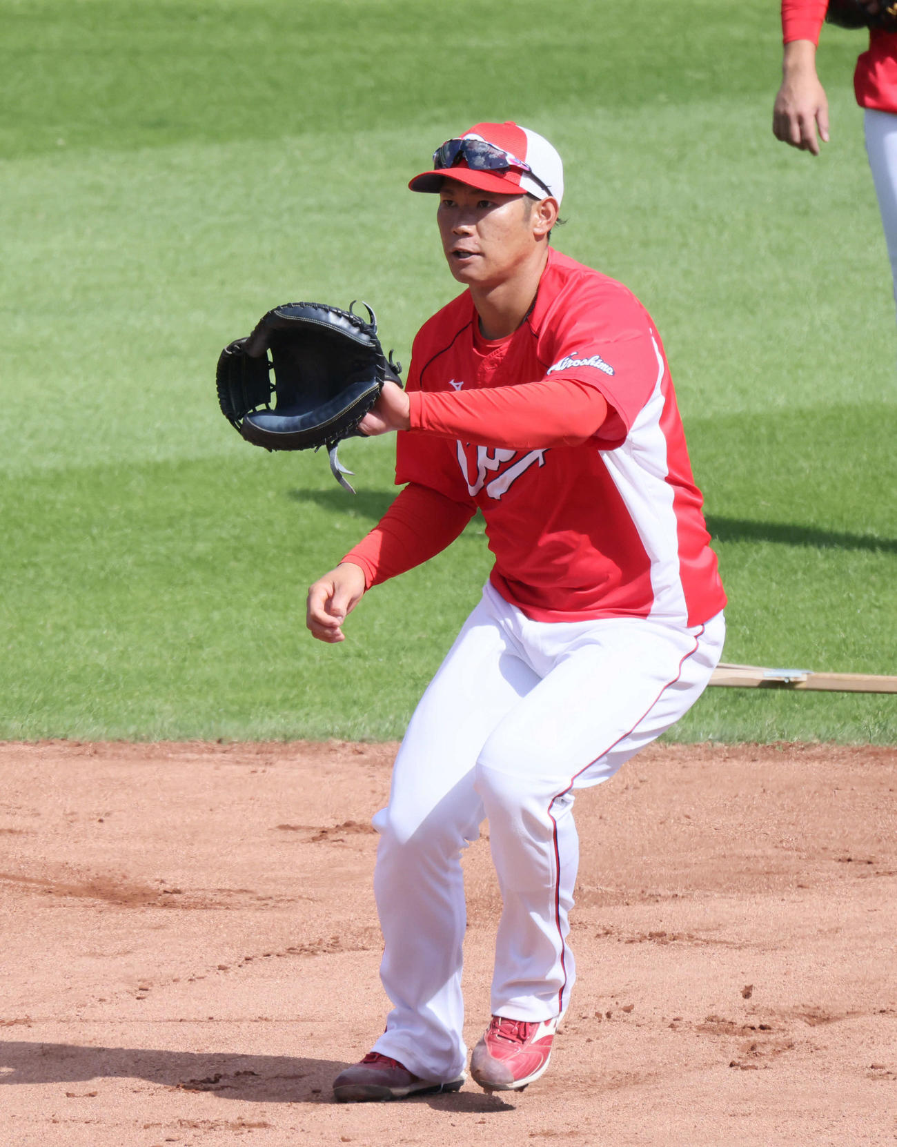 広島秋季練習　内野でノックを受ける坂倉（撮影・加藤孝規）