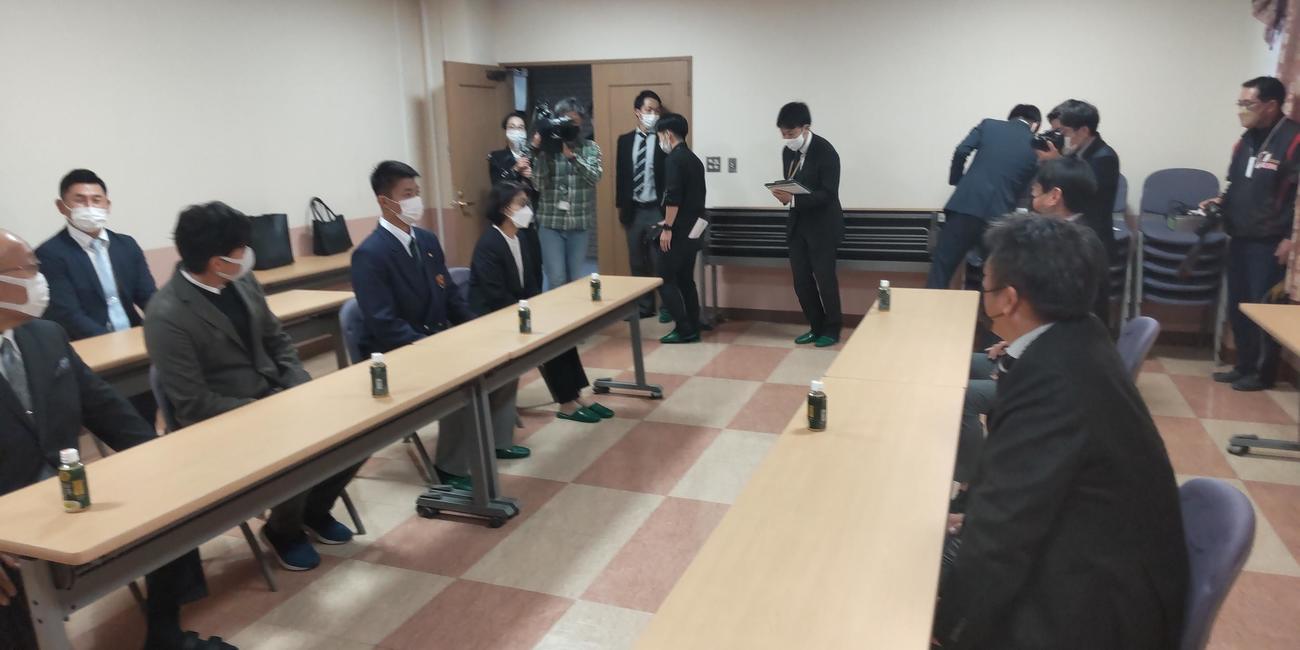 ロッテのドラフト5位、浦和学院・金田内野手（左列、右から2人目）は榎康弘スカウト部長（右列手前）らから指名あいさつを受けた