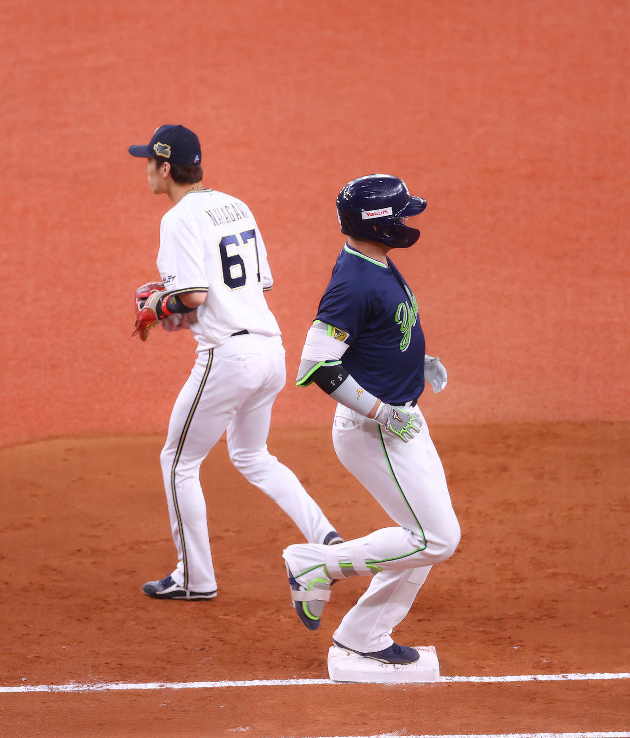 オリックス対ヤクルト　1回表ヤクルト1死一、二塁、二ゴロに倒れる村上（撮影・河田真司）