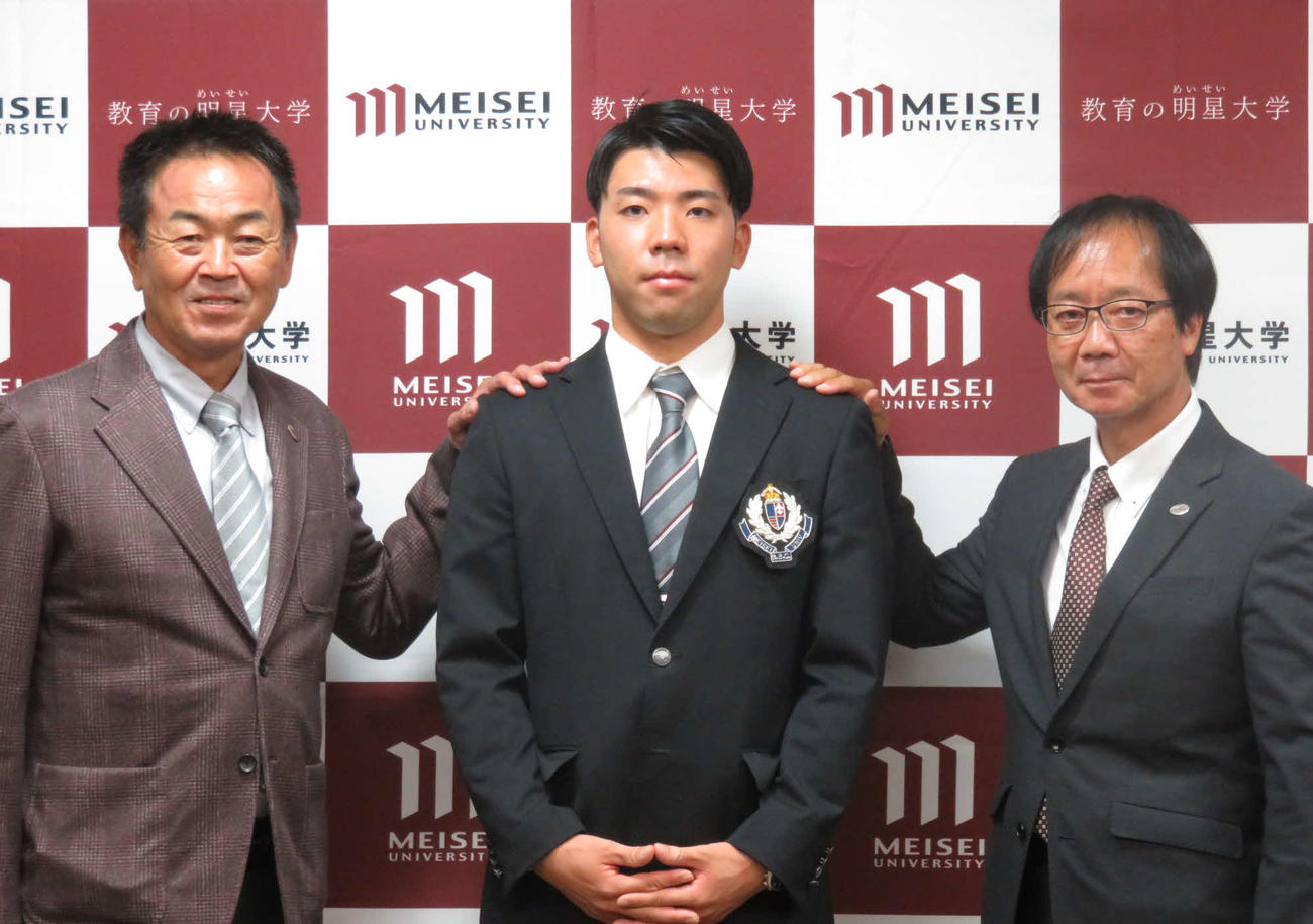 指名あいさつに訪れた巨人水野スカウト部長（右）、内田スカウトと記念撮影する育成ドラフト1位の松井（撮影・小早川宗一郎）