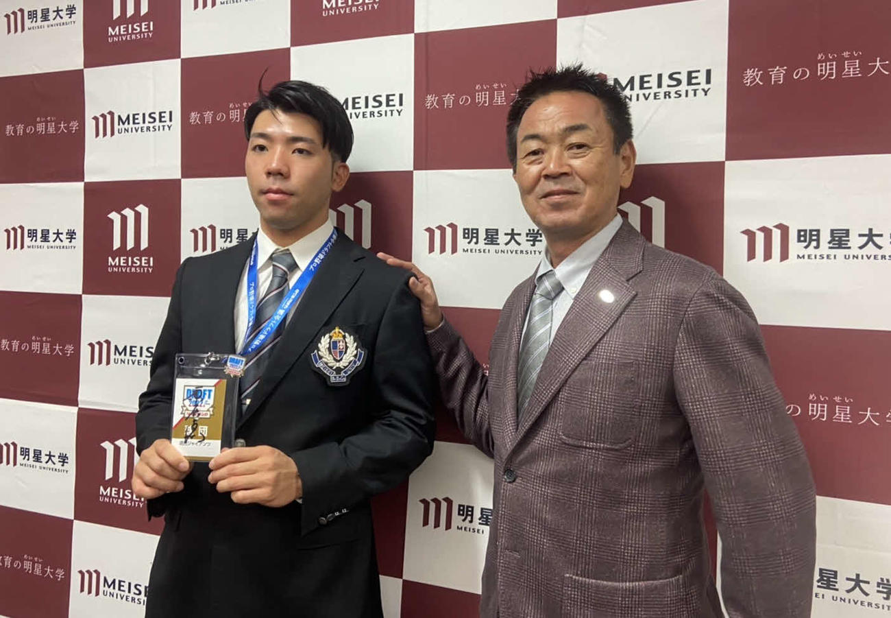 指名あいさつに訪れた巨人水野スカウト部長（右）と記念撮影する育成ドラフト1位の松井（撮影・小早川宗一郎）
