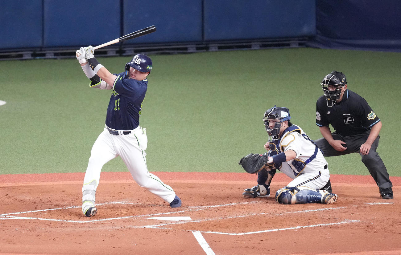 オリックス対ヤクルト　3回表ヤクルト2死一、二塁、空振り三振に倒れる村上（撮影・鈴木みどり）