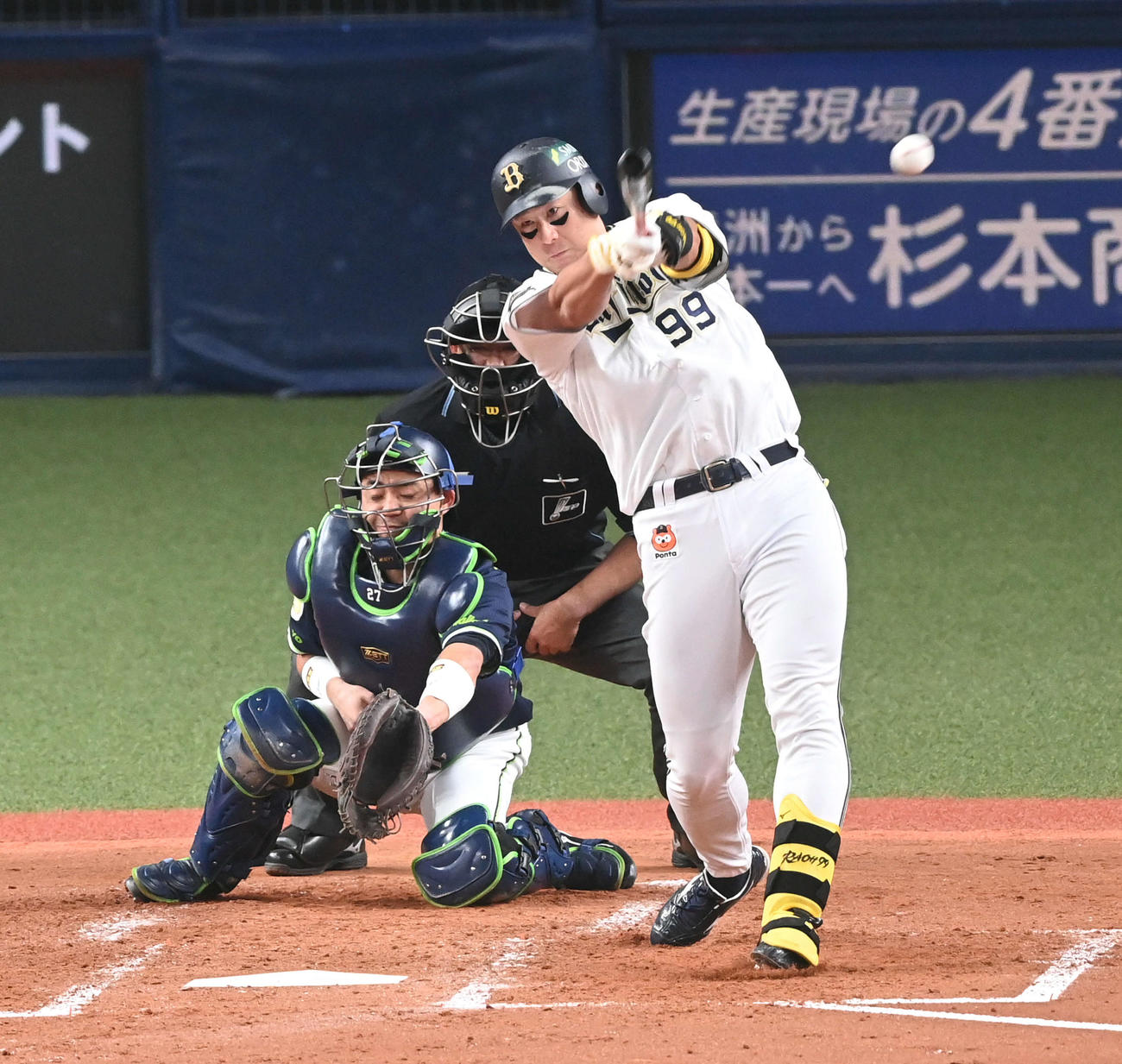 オリックス対ヤクルト　3回裏オリックス2死二塁、杉本は先制の左前適時打を放つ（撮影・前岡正明）
