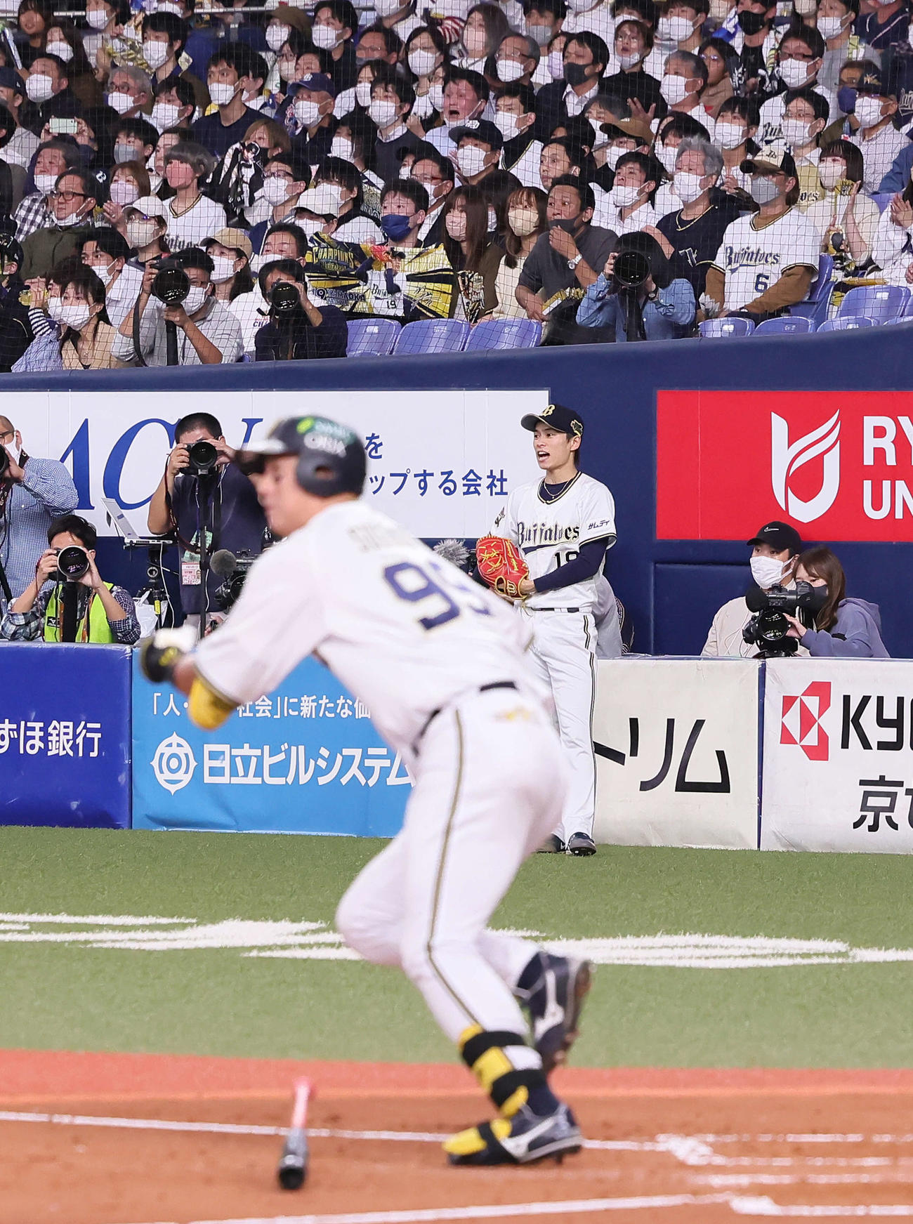 オリックス対ヤクルト　3回裏オリックス2死二塁、杉本（手前）の先制左前適時打の打球を見つめる山岡（撮影・足立雅史）