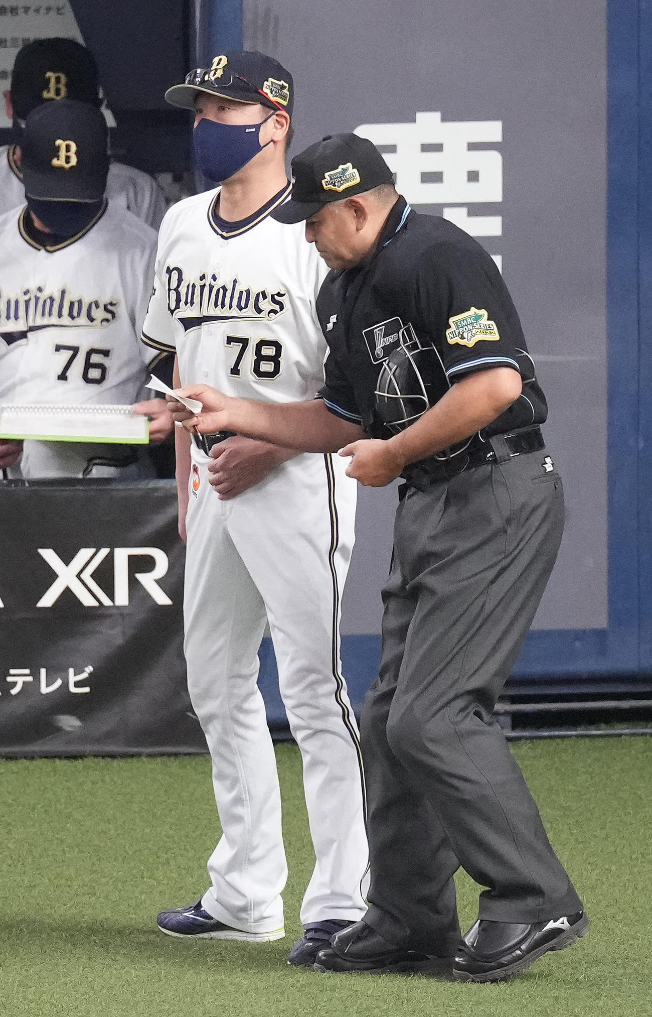 オリックス対ヤクルト　5回表途中で、先発山岡の降板を告げるオリックス中嶋監督（撮影・鈴木みどり）