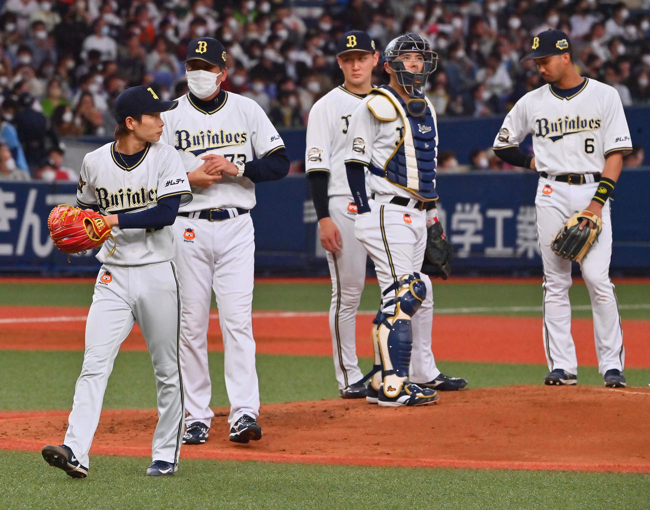 オリックス対ヤクルト　5回表ヤクルト1死三塁、ピンチを迎え降板する山岡（撮影・和賀正仁）