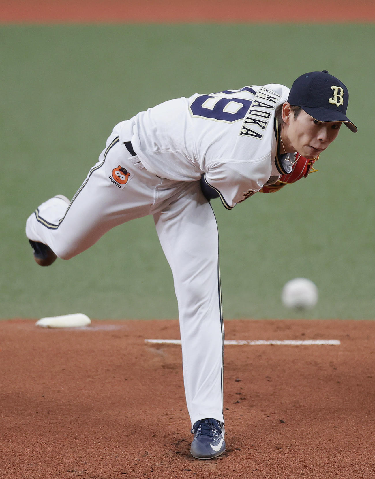 オリックス対ヤクルト　力投するオリックス先発の山岡（撮影・前田充）